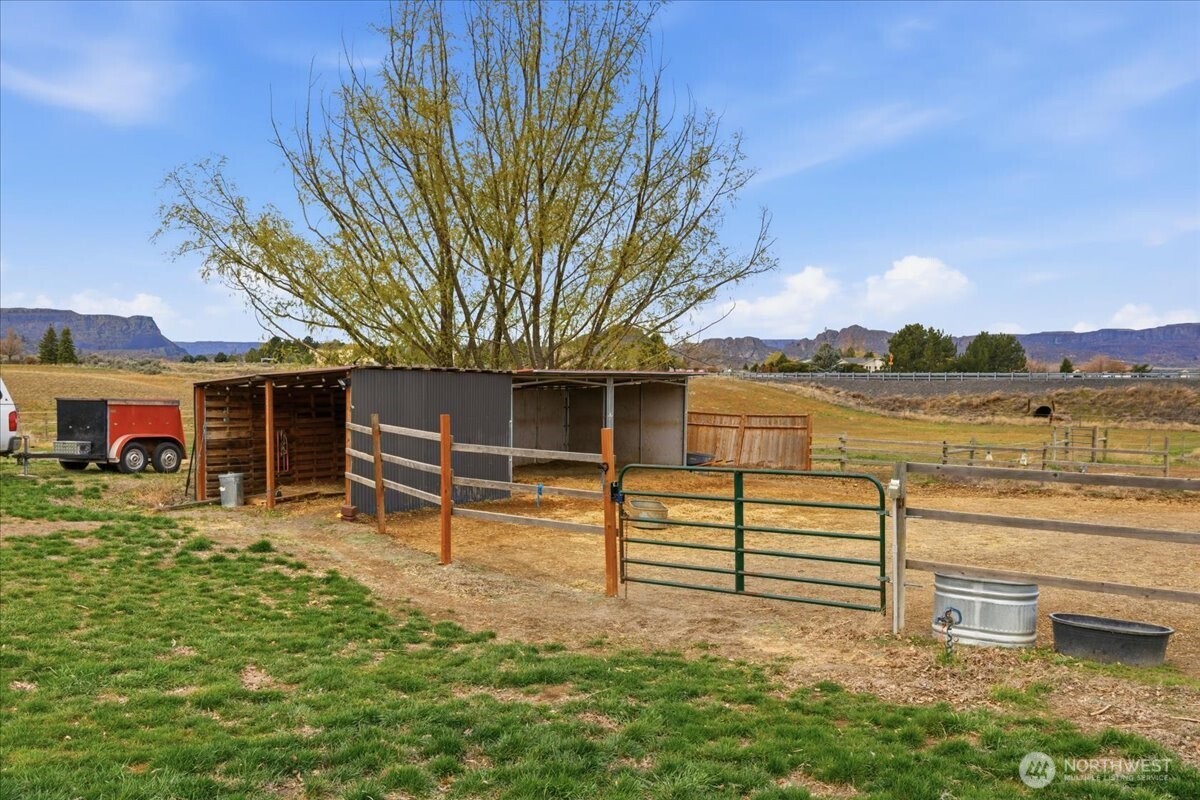 55676 Bay Area Dr NE, Electric City, WA 99123