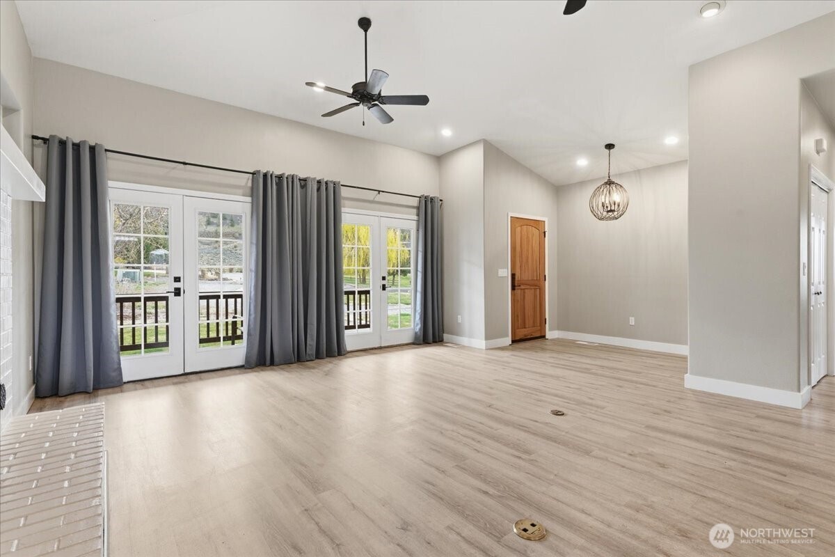 55676 Bay Area Dr NE, Electric City, WA 99123