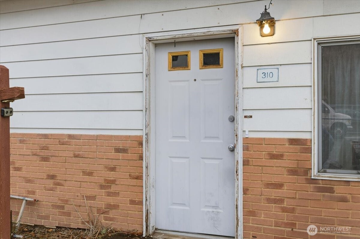 310 Center Street , Grand Coulee, WA 99133