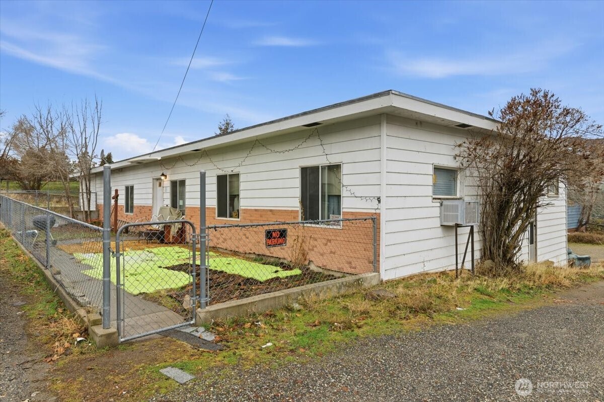 310 Center Street , Grand Coulee, WA 99133