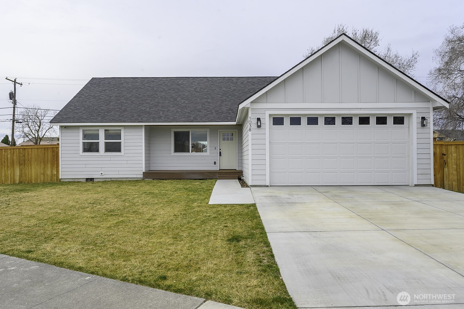 1038 W Lakeside Drive , Moses Lake, WA 98837