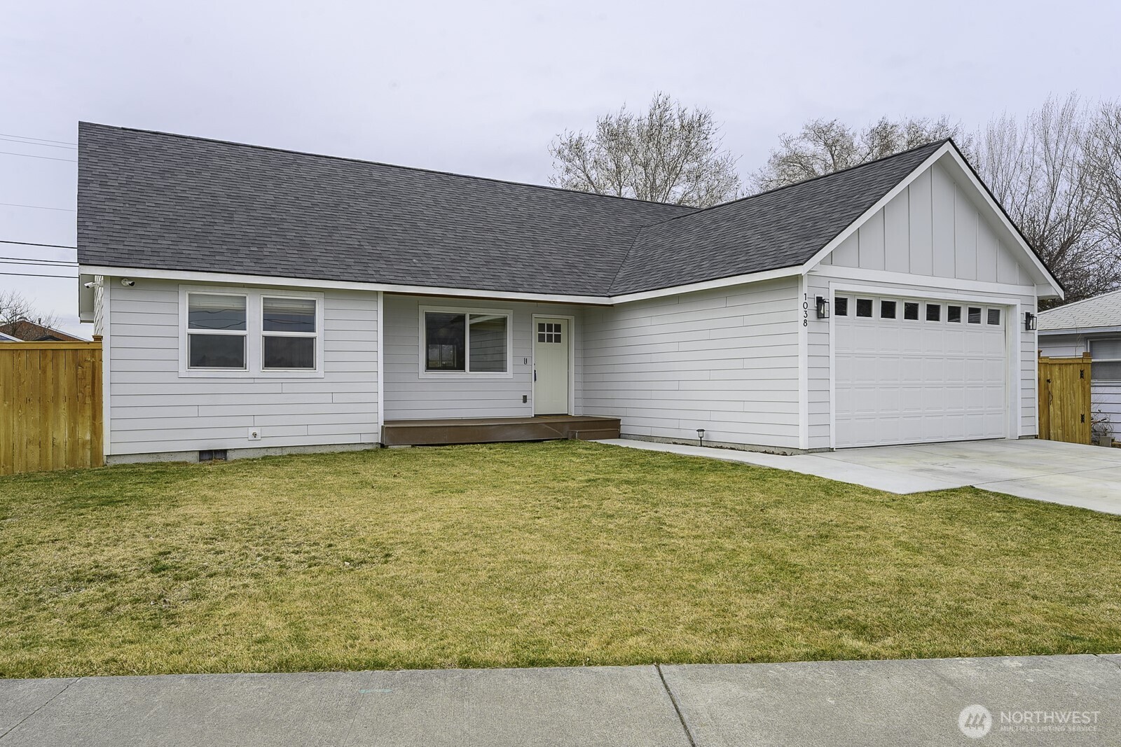 1038 W Lakeside Drive , Moses Lake, WA 98837