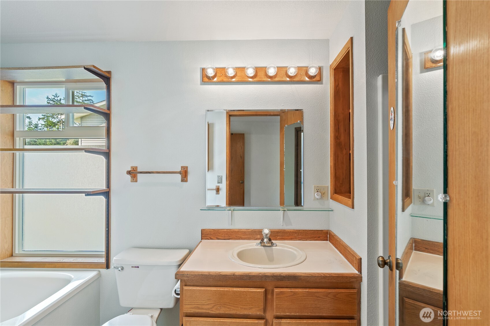 628 Weatherwax Loop NE, Ocean Shores, WA 98569