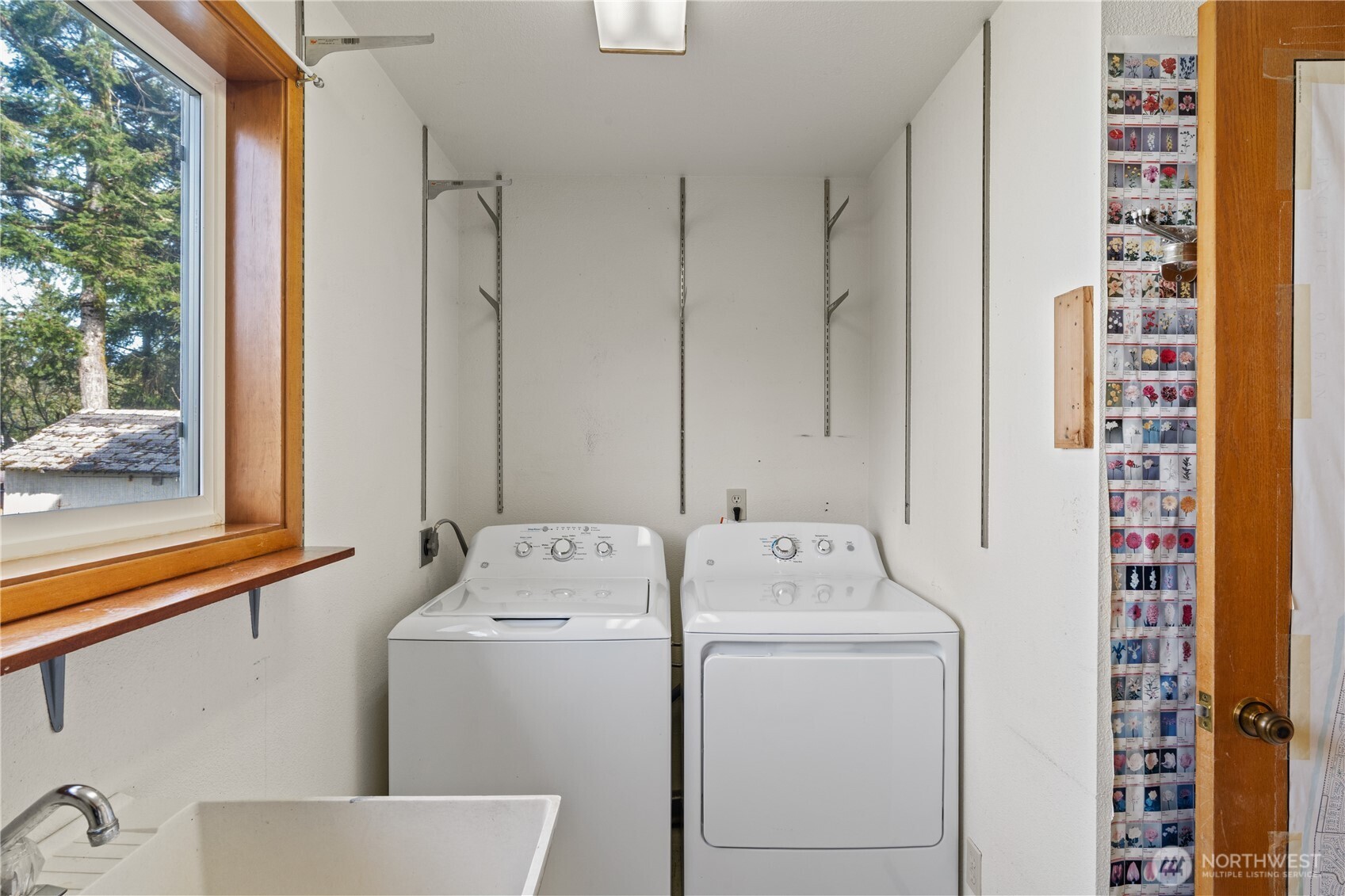 628 Weatherwax Loop NE, Ocean Shores, WA 98569