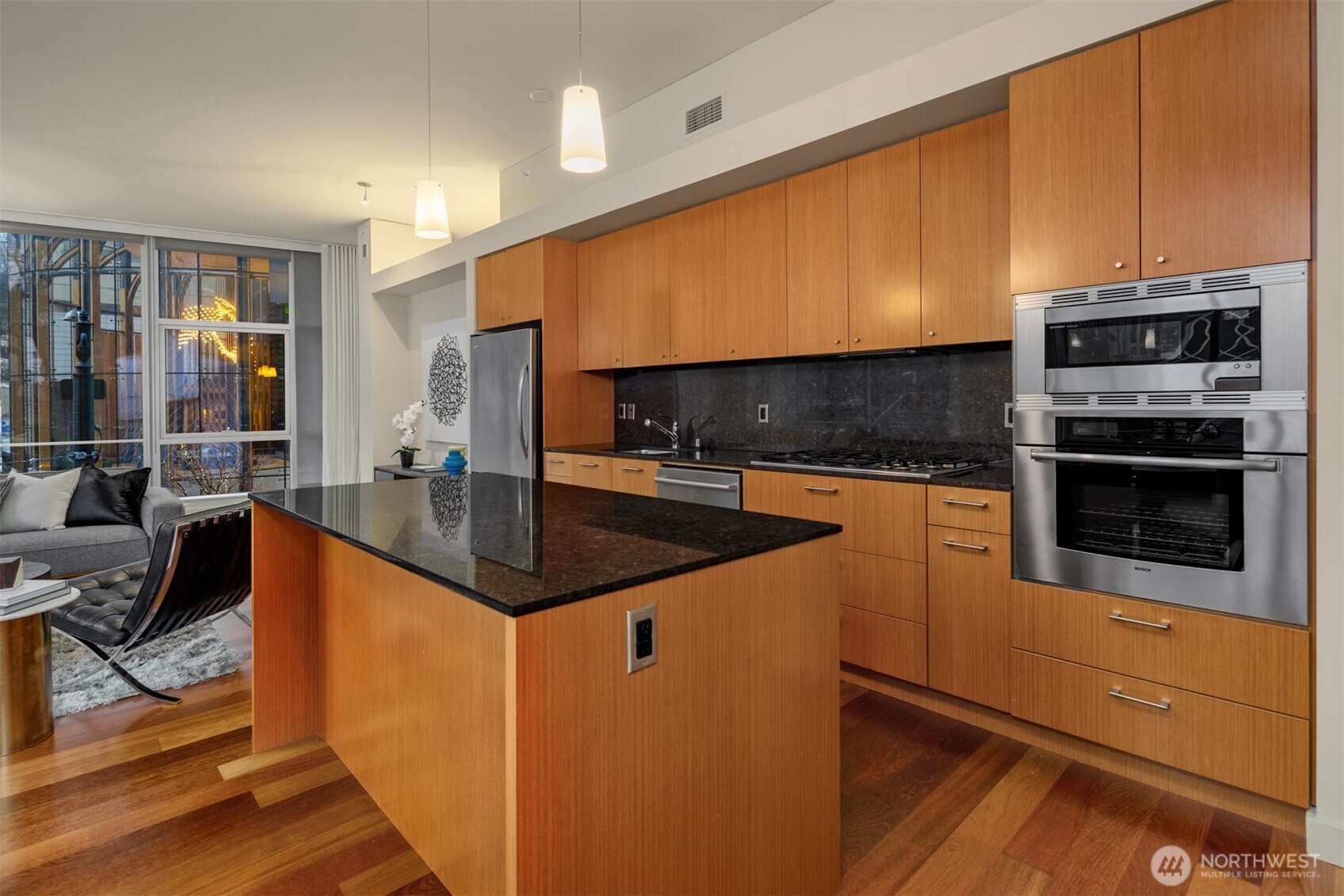 909 5th Avenue #204, Seattle, WA 98164