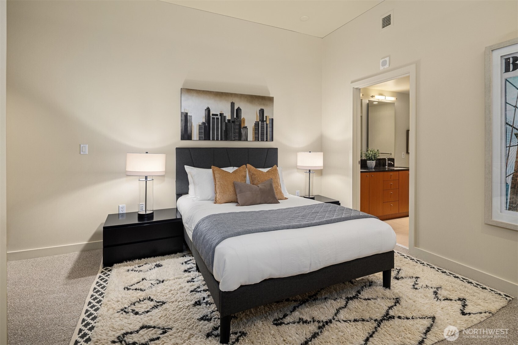 909 5th Avenue #204, Seattle, WA 98164