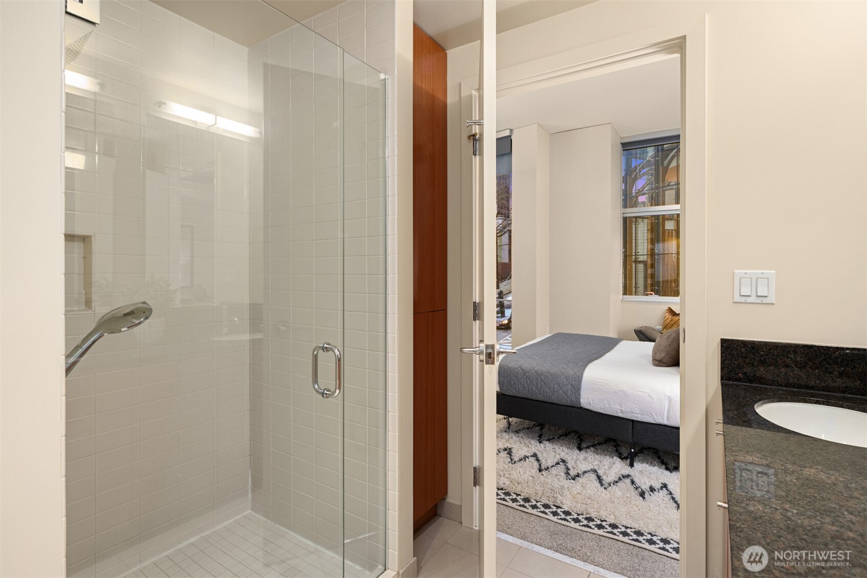 909 5th Avenue #204, Seattle, WA 98164