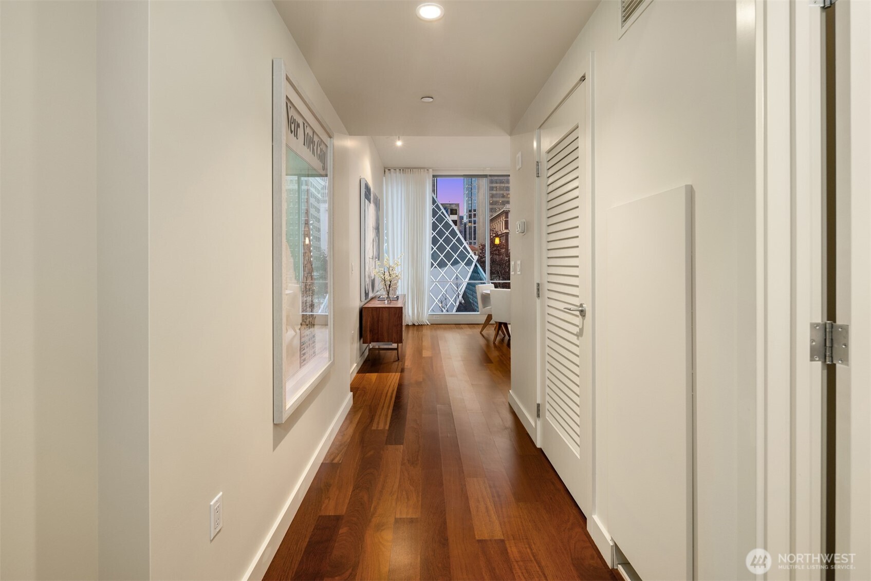 909 5th Avenue #204, Seattle, WA 98164