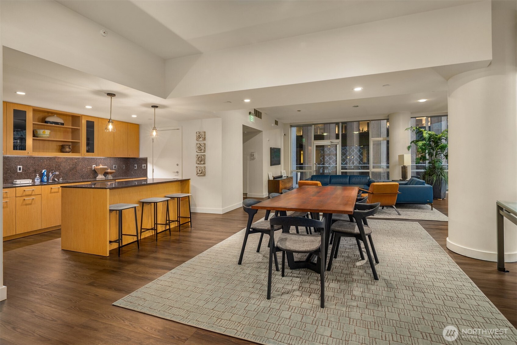 909 5th Avenue #204, Seattle, WA 98164