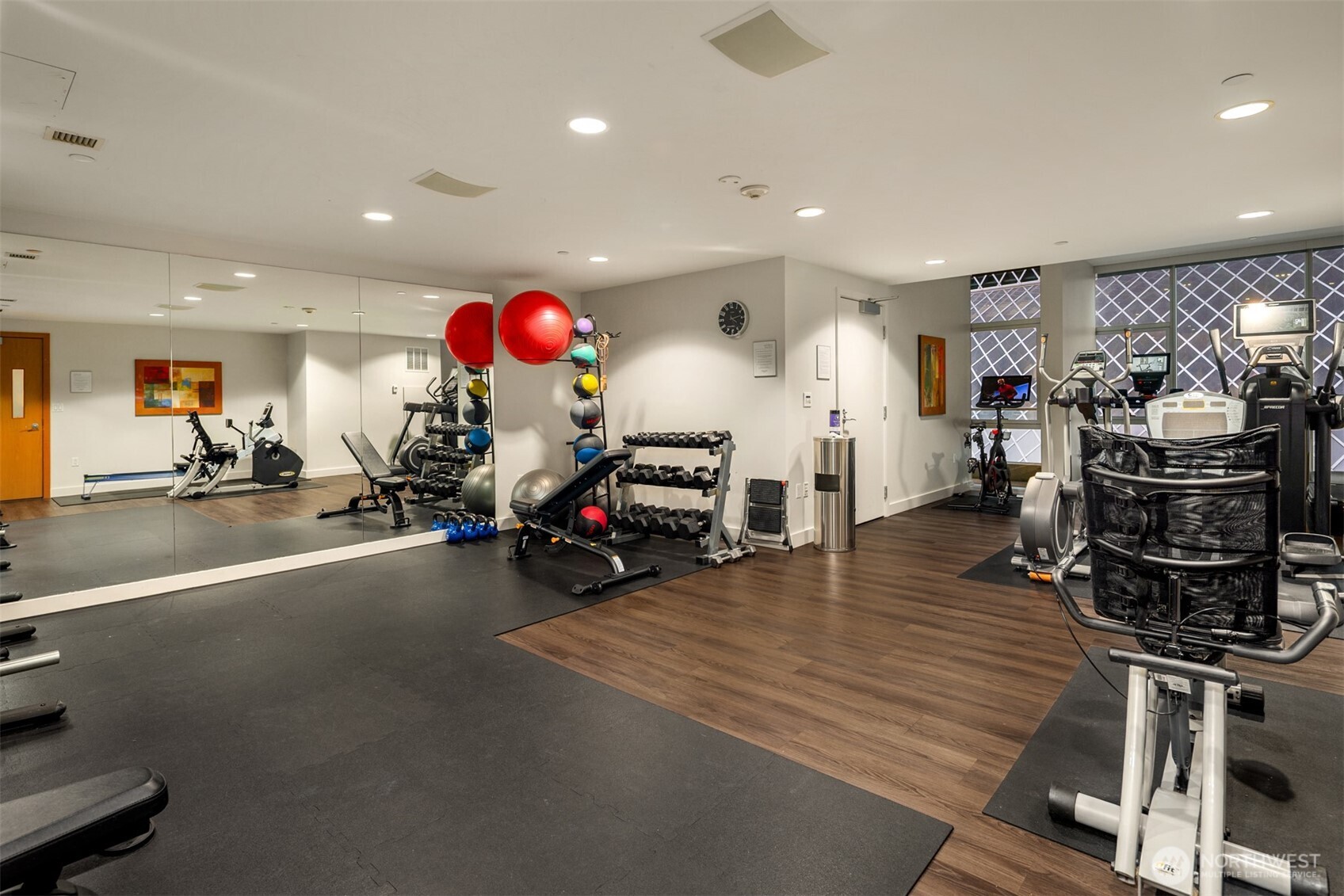 909 5th Avenue #204, Seattle, WA 98164