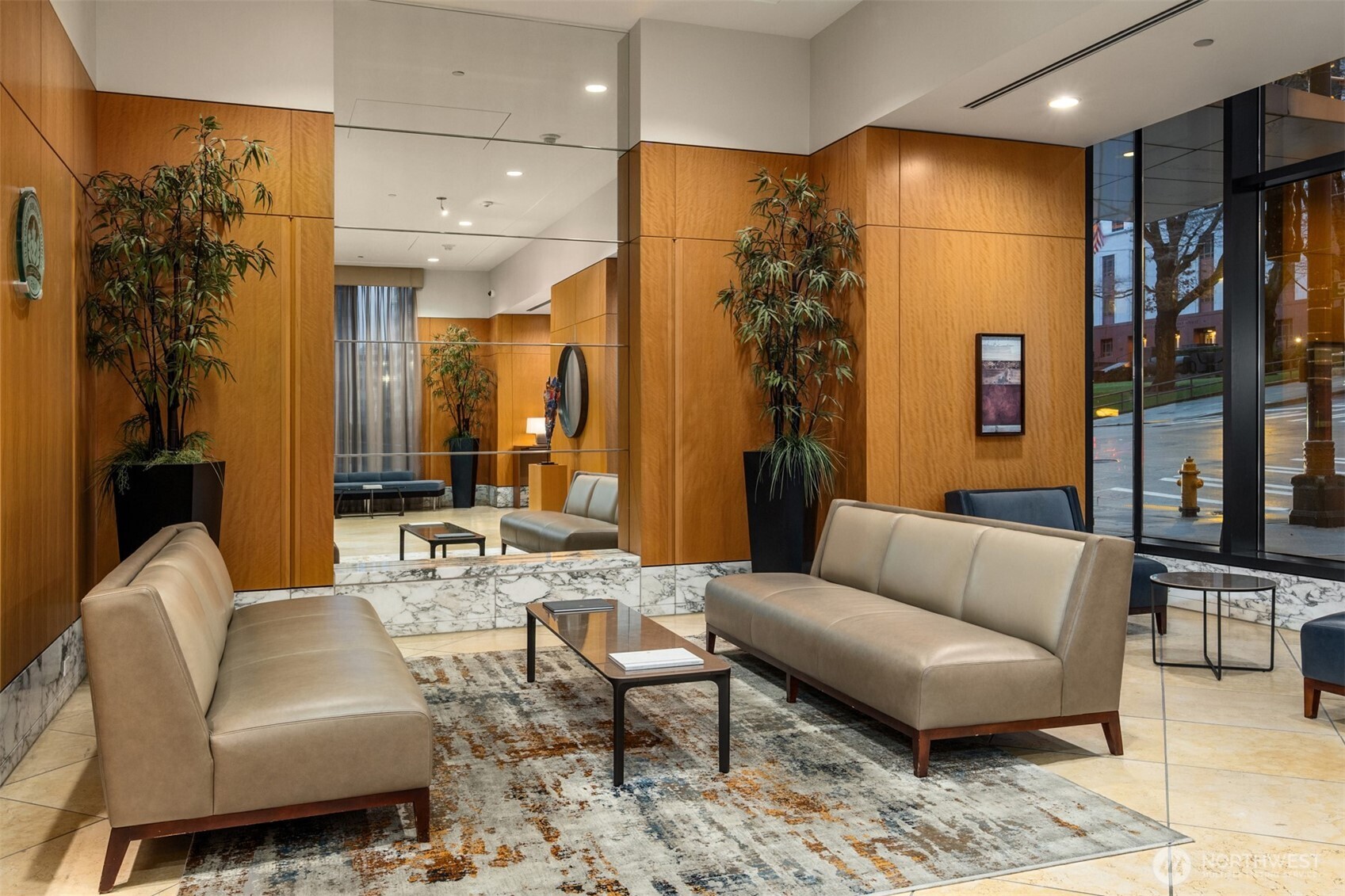 909 5th Avenue #204, Seattle, WA 98164