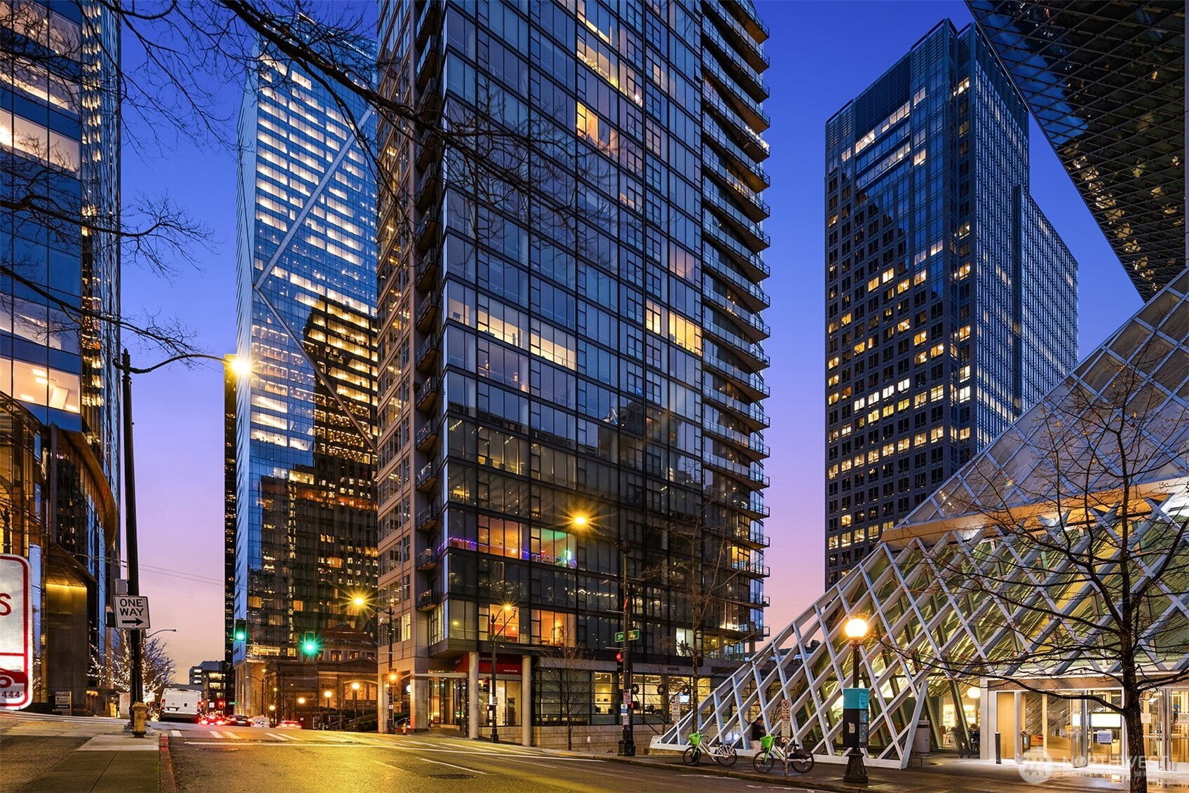 909 5th Avenue #204, Seattle, WA 98164