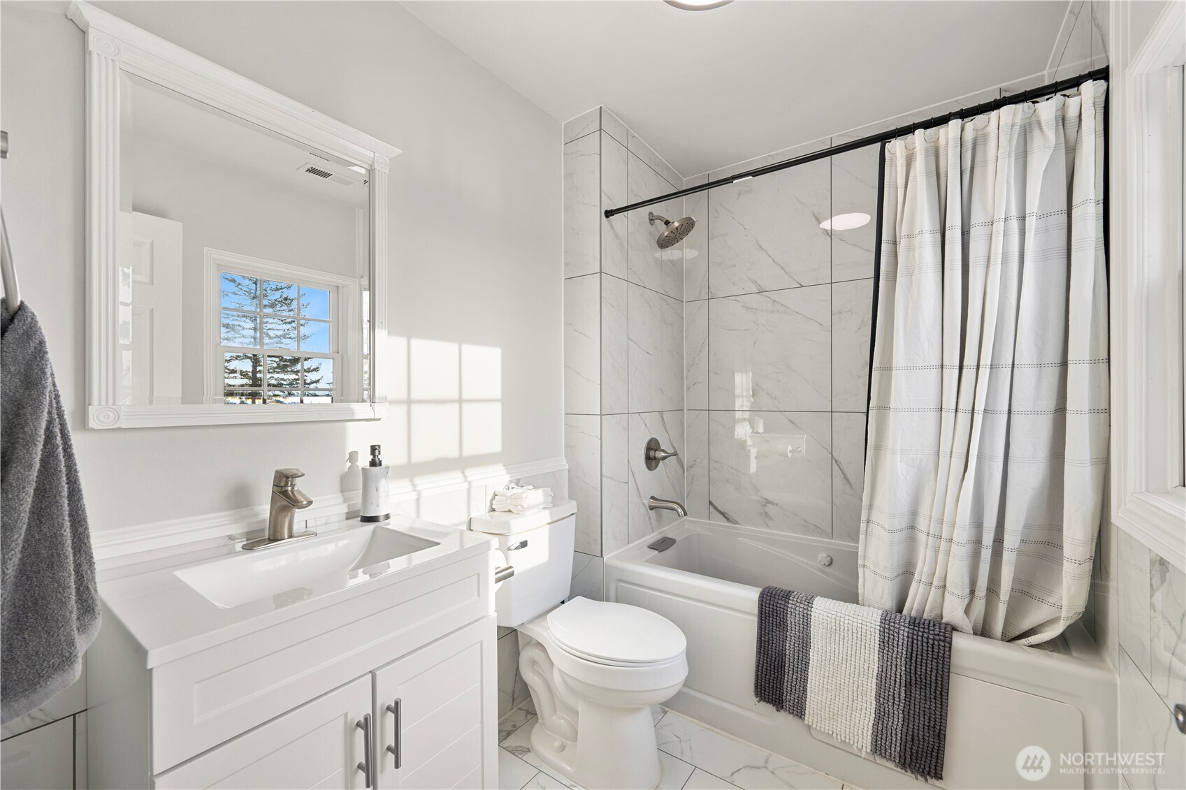 1242 Youngwood Road , Camano Island, WA 98282