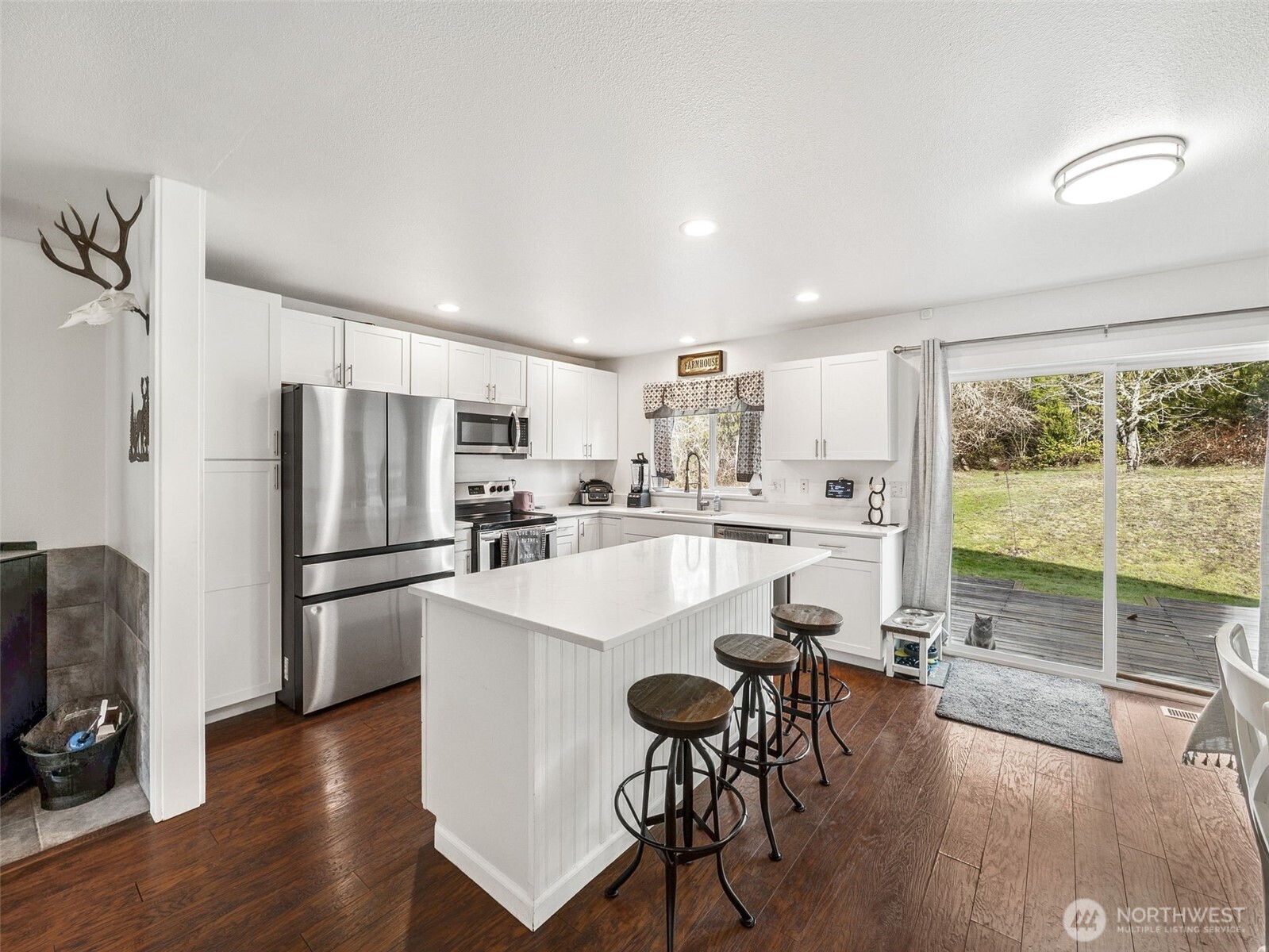 40407 Mountain Highway E , Eatonville, WA 98328