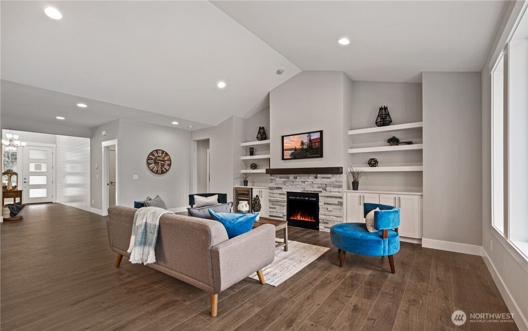 8831 27th St E , Edgewood, WA 98371