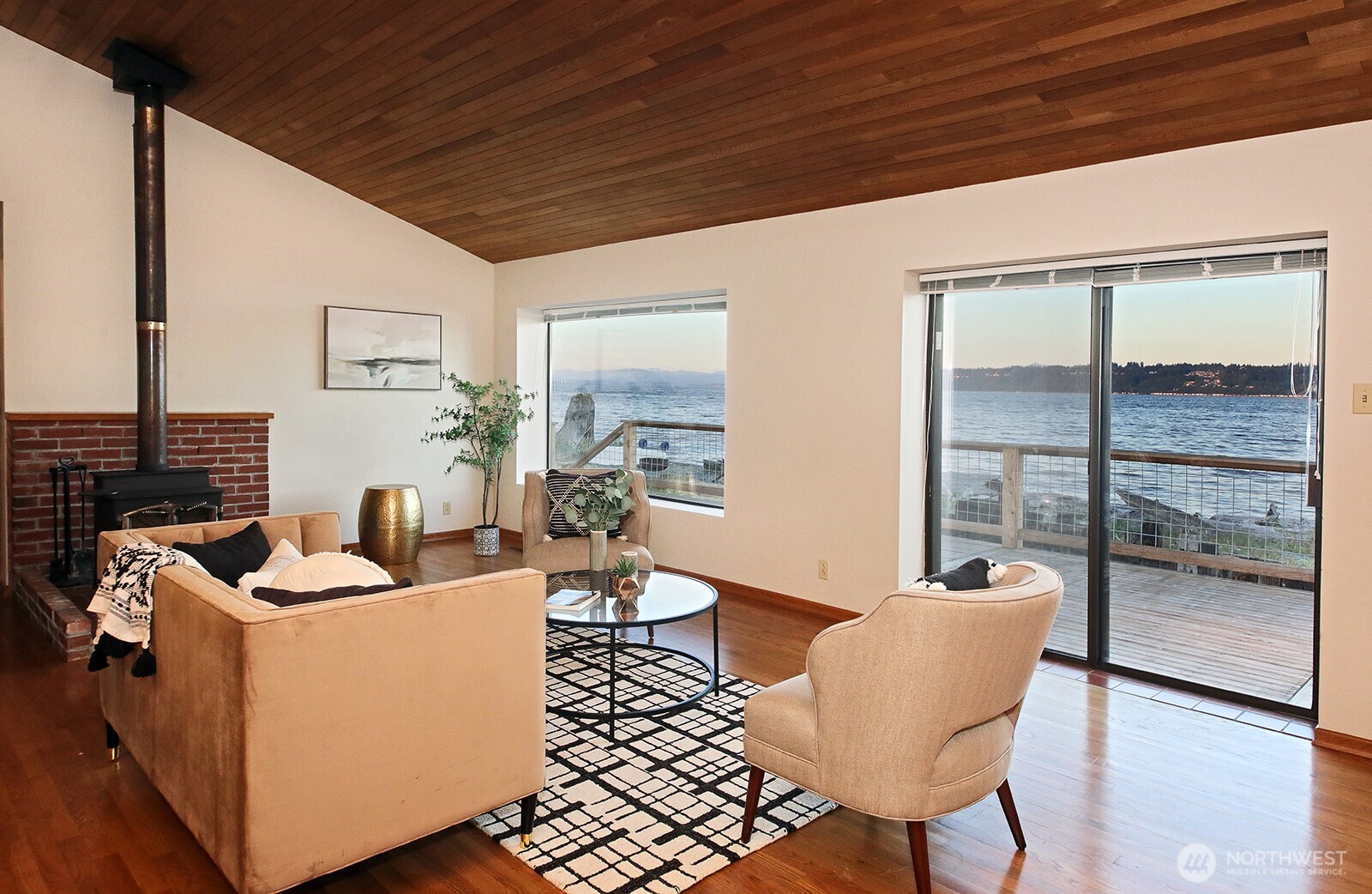 8267 Franklin Road , Clinton, WA 98236