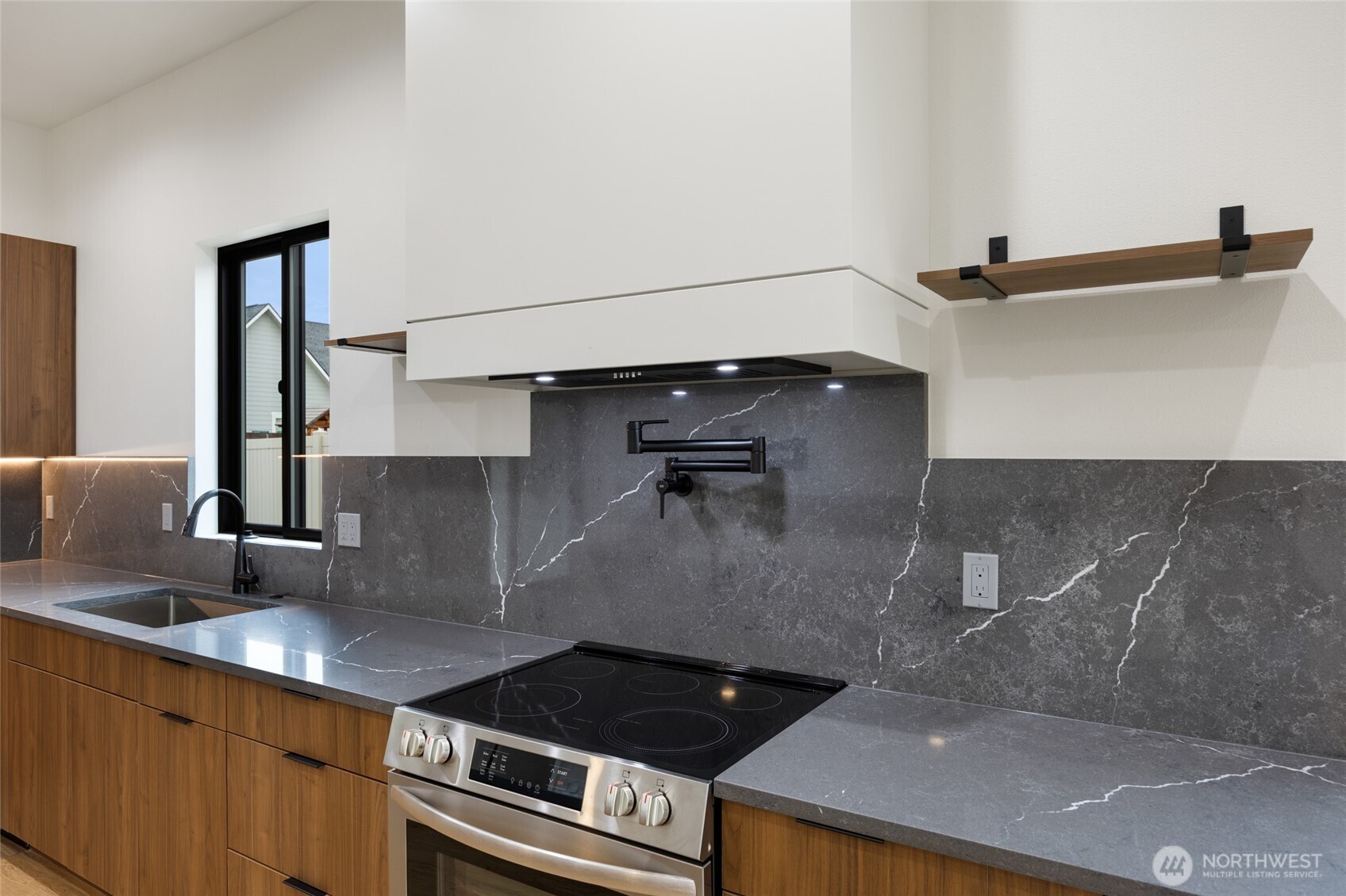 501 S Sand Dune Road , Moses Lake, WA 98837