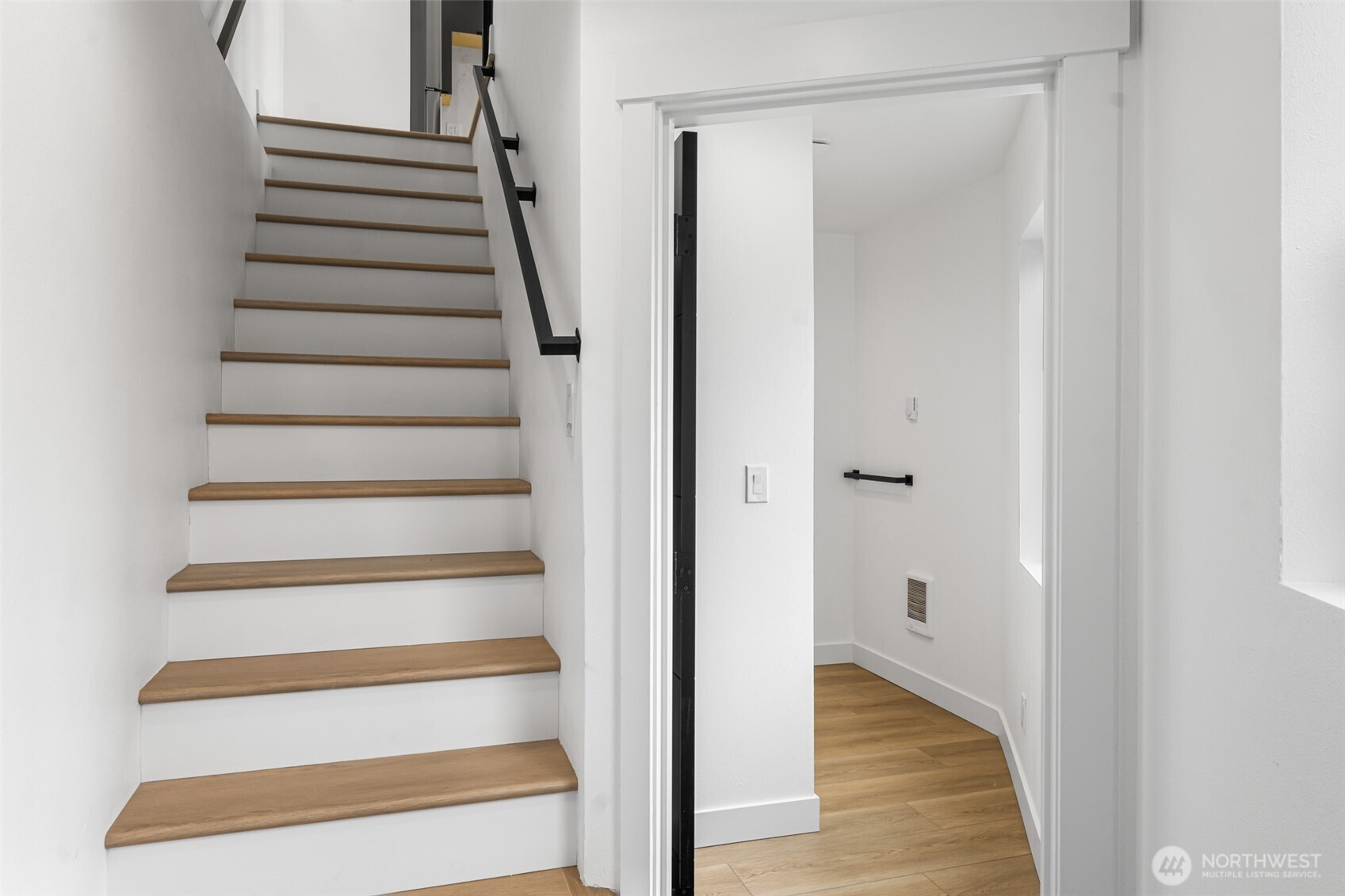 4047 25TH Avenue W, Seattle, WA 98199