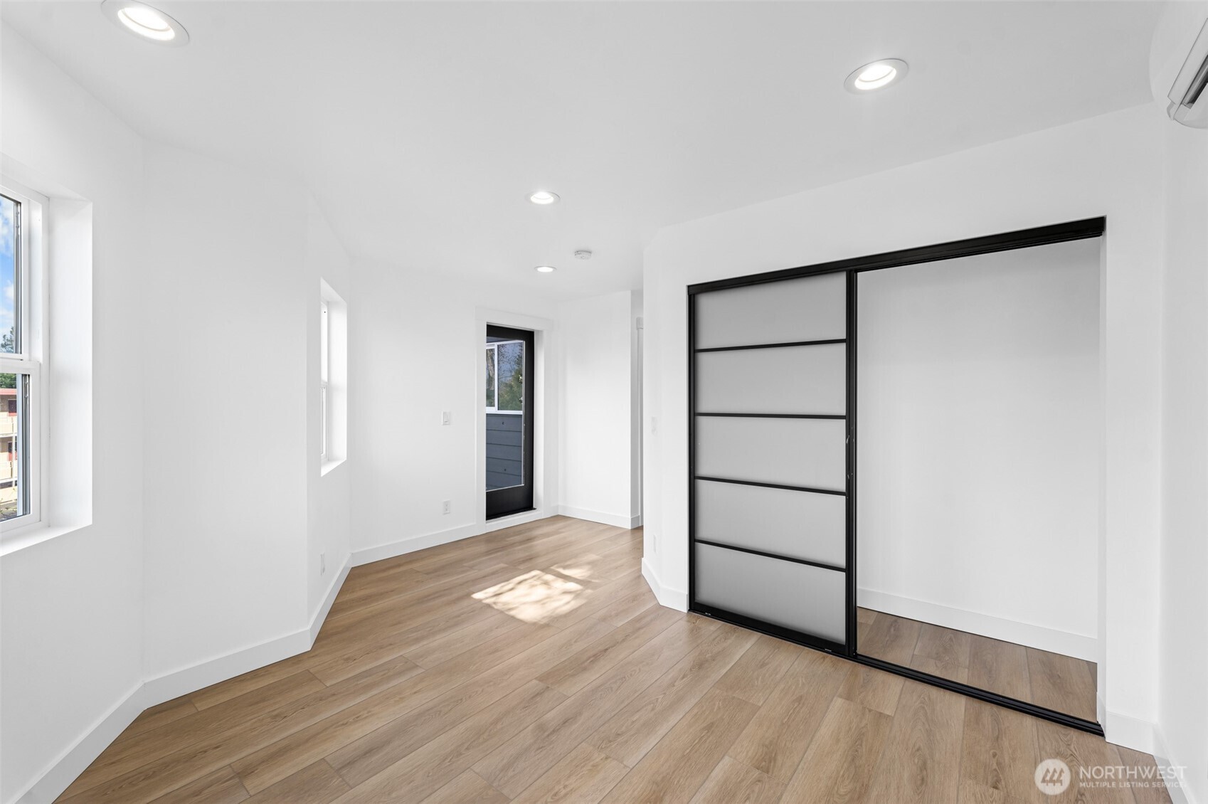 4047 25TH Avenue W, Seattle, WA 98199