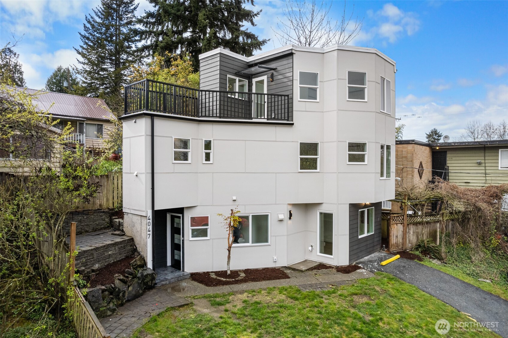 4047 25TH Avenue W, Seattle, WA 98199