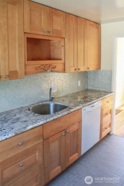 8001 Densmore Avenue N, Seattle, WA 98103 - Photo 10