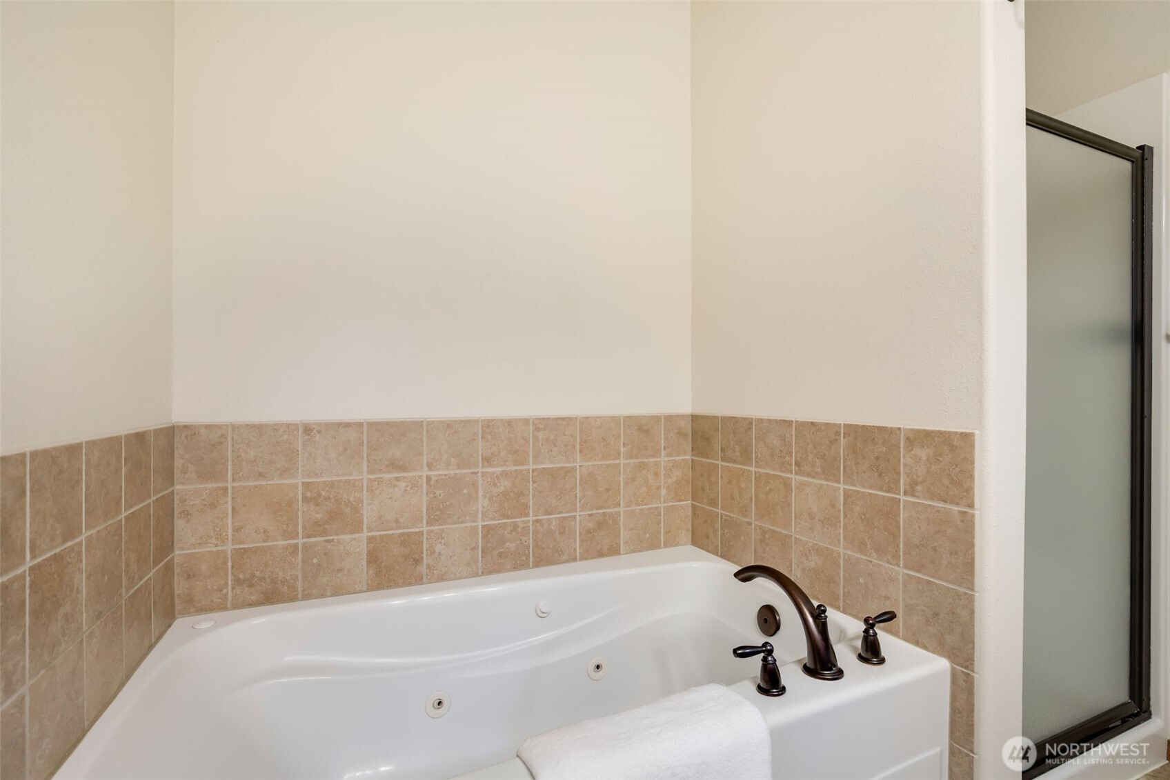 13739 Stone Avenue N, Seattle, WA 98133