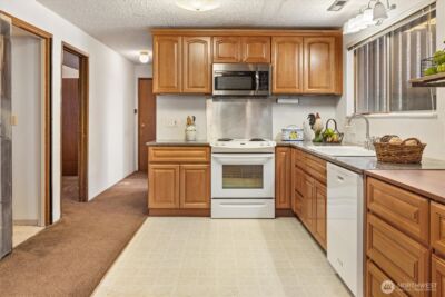 13575 Roosevelt Way N, Seattle, WA 98133 - Photo 22