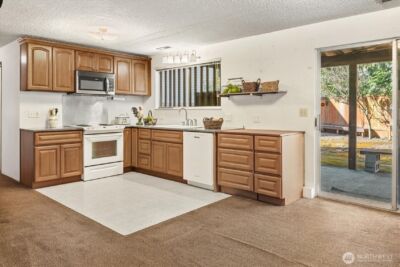 13575 Roosevelt Way N, Seattle, WA 98133 - Photo 23