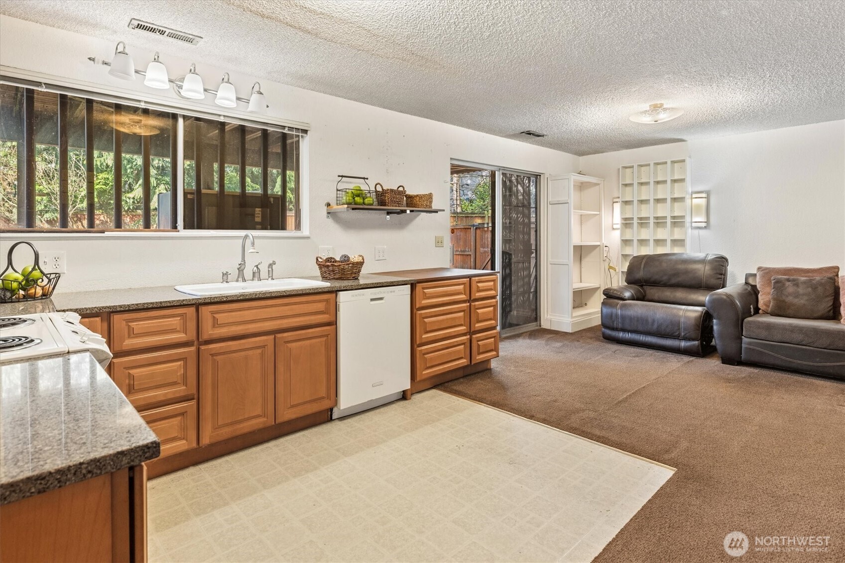 13575 Roosevelt Way N, Seattle, WA 98133