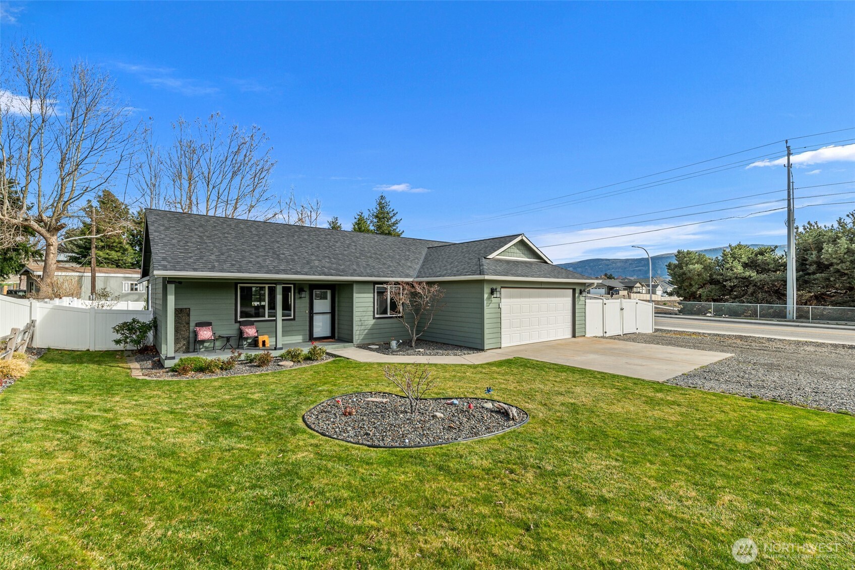1989 4th St SE , East Wenatchee, WA 98802