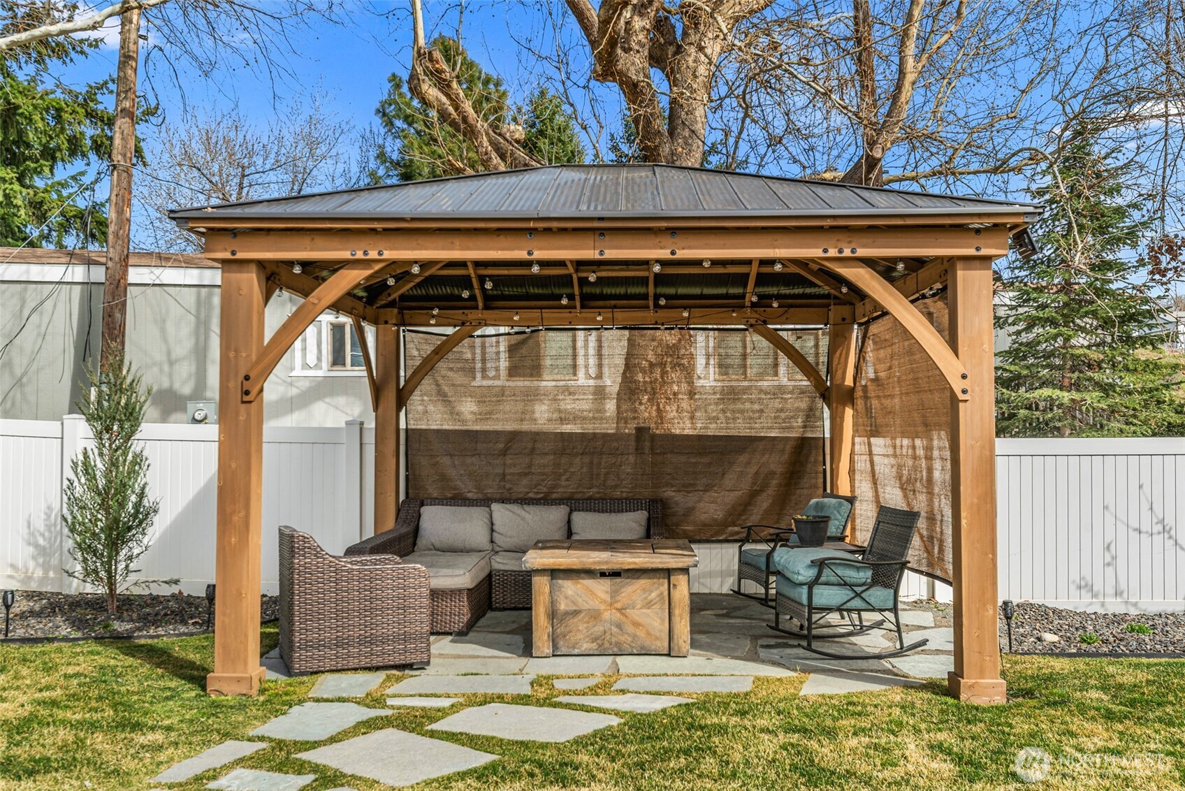 1989 4th St SE , East Wenatchee, WA 98802