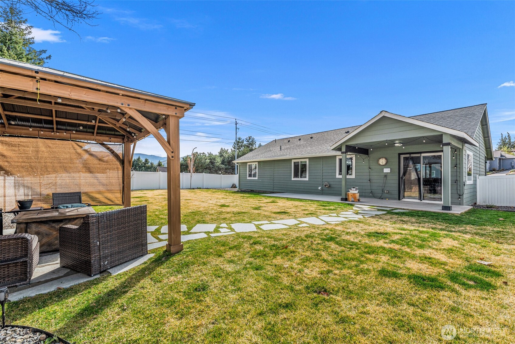 1989 4th St SE , East Wenatchee, WA 98802