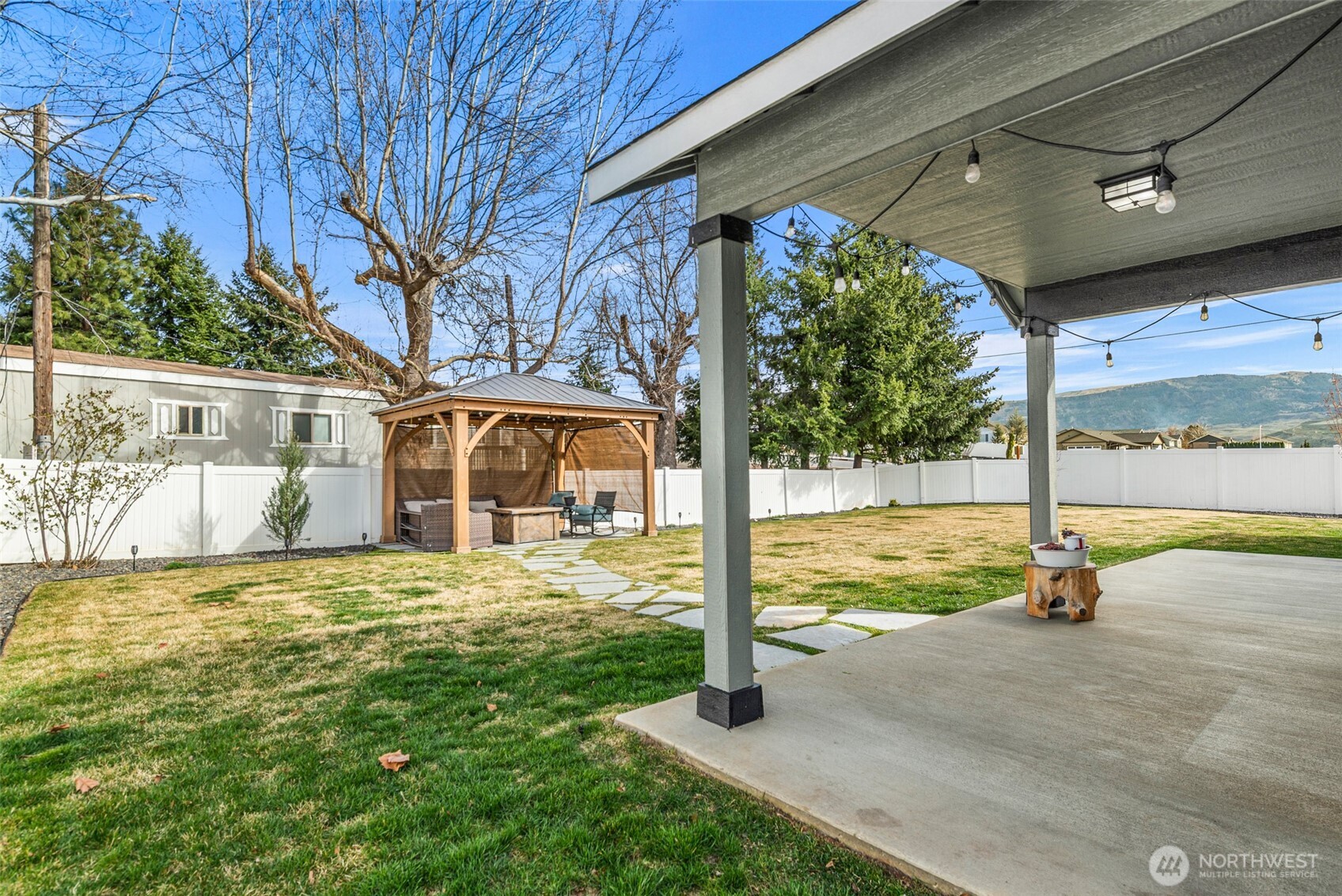 1989 4th St SE , East Wenatchee, WA 98802