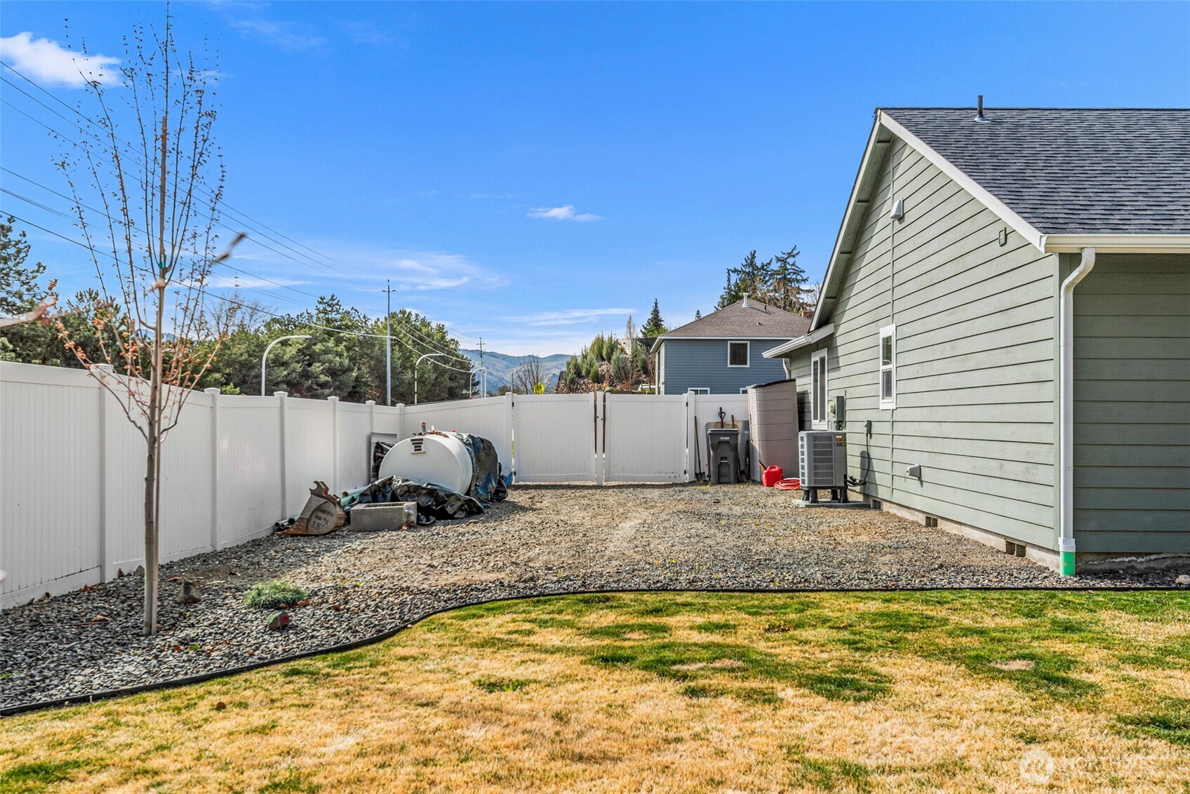 1989 4th St SE , East Wenatchee, WA 98802