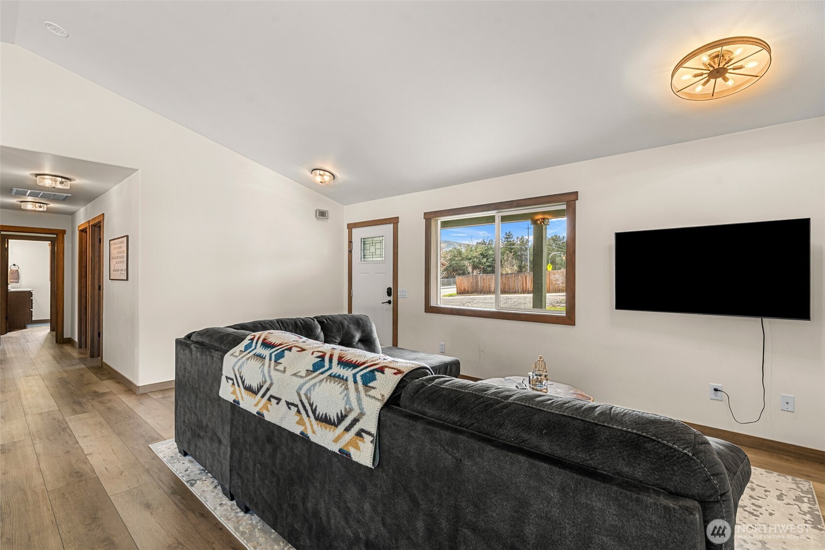 1989 4th St SE , East Wenatchee, WA 98802