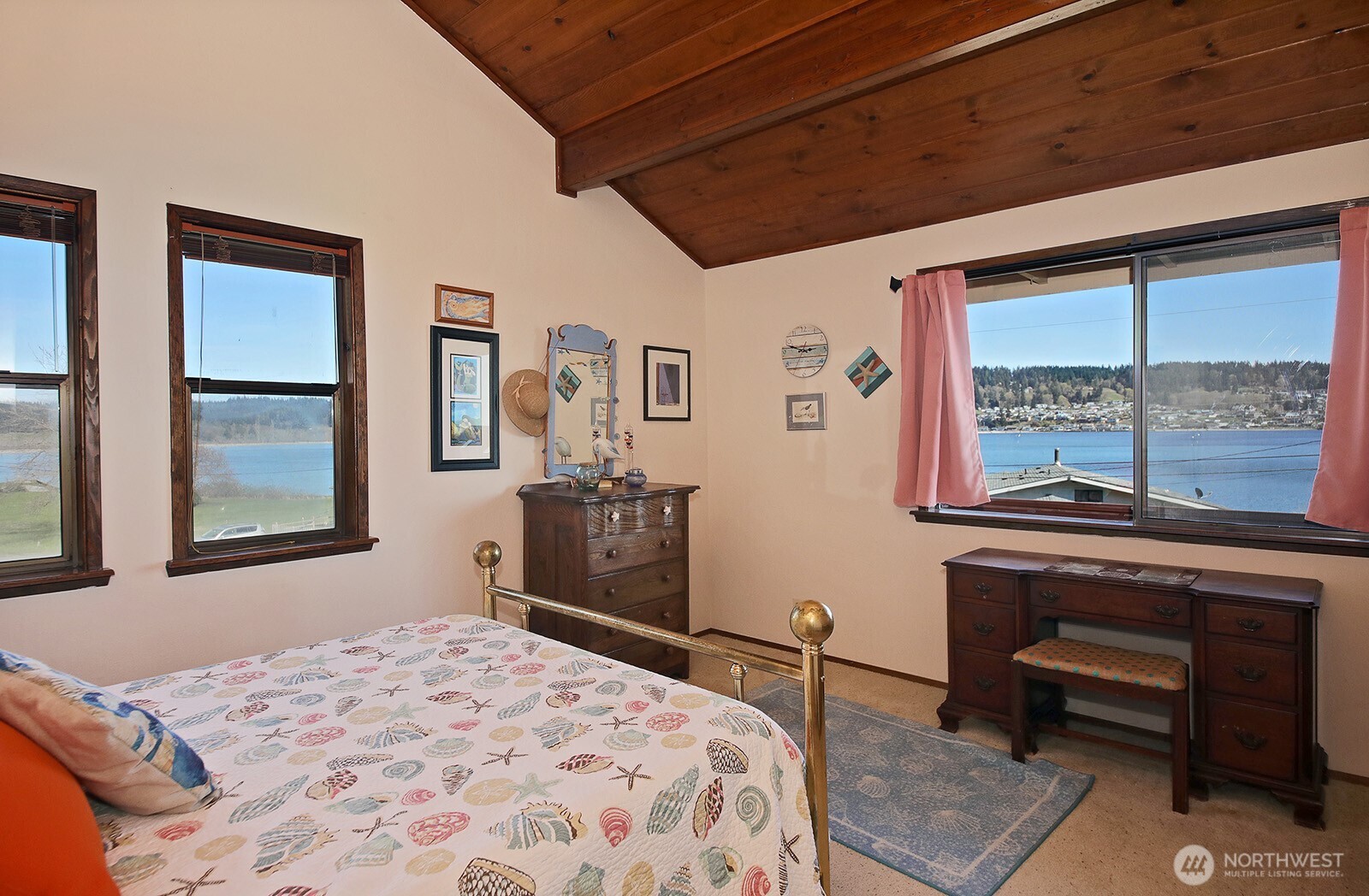 3837 Driftwood Drive , Clinton, WA 98236