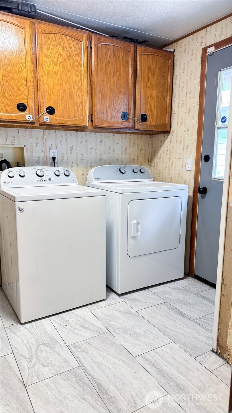 521 NE Larson Lake Rd , Belfair, WA 98528-9401