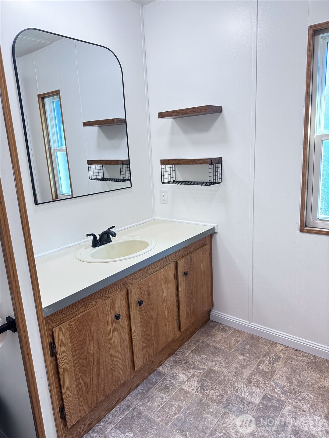 521 NE Larson Lake Rd , Belfair, WA 98528-9401