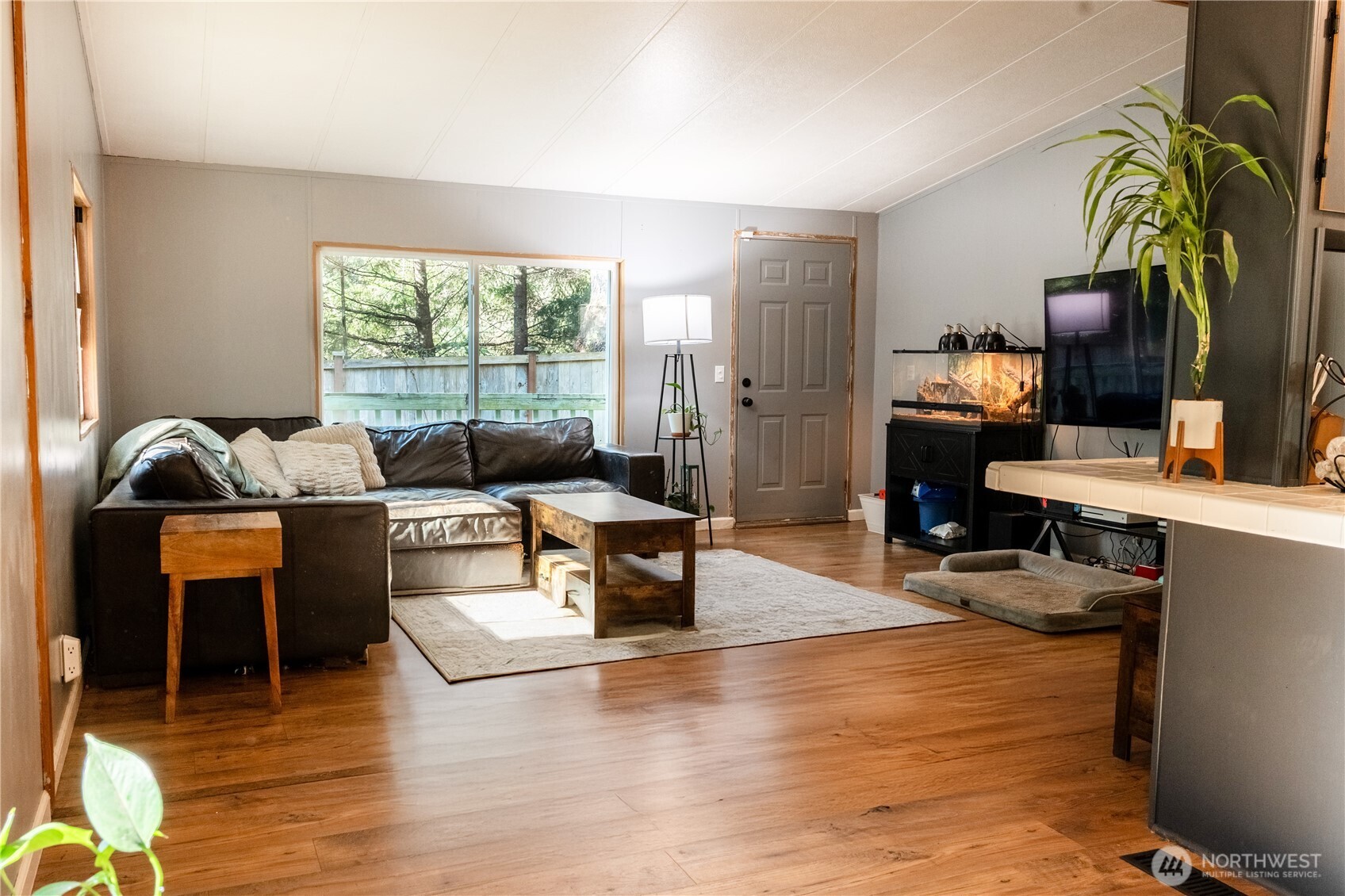 521 NE Larson Lake Rd , Belfair, WA 98528-9401