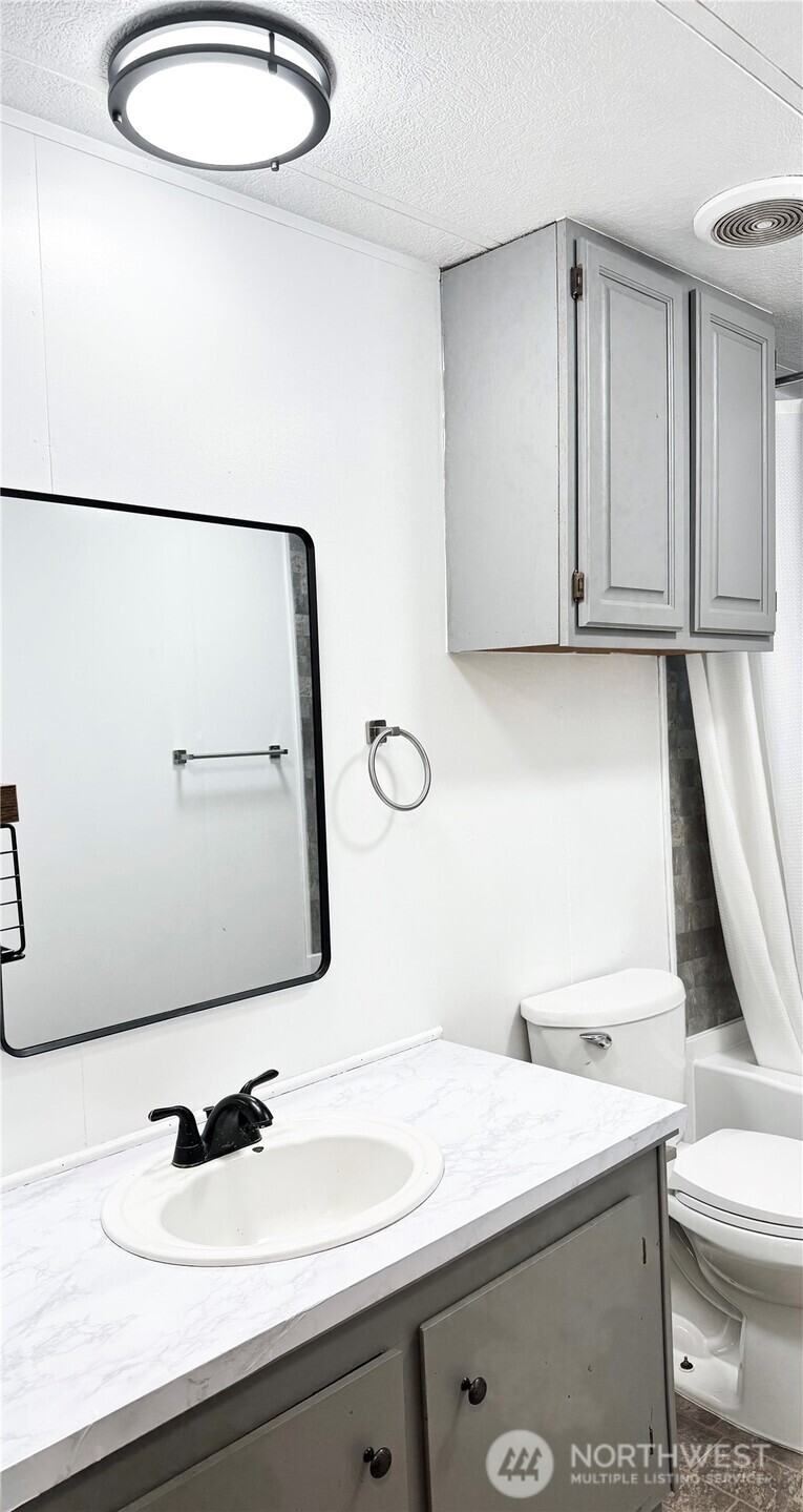 521 NE Larson Lake Rd , Belfair, WA 98528-9401