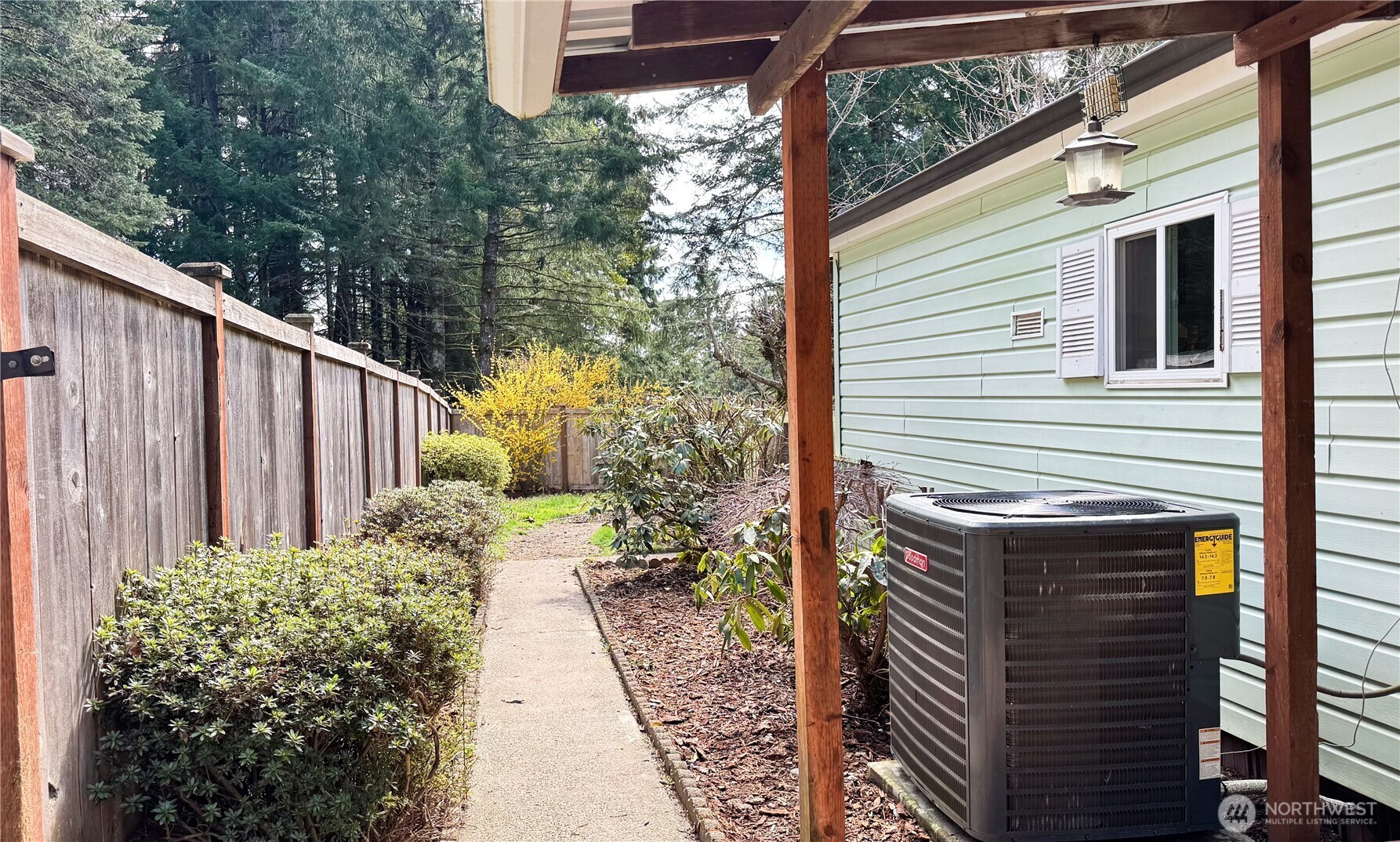 521 NE Larson Lake Rd , Belfair, WA 98528-9401