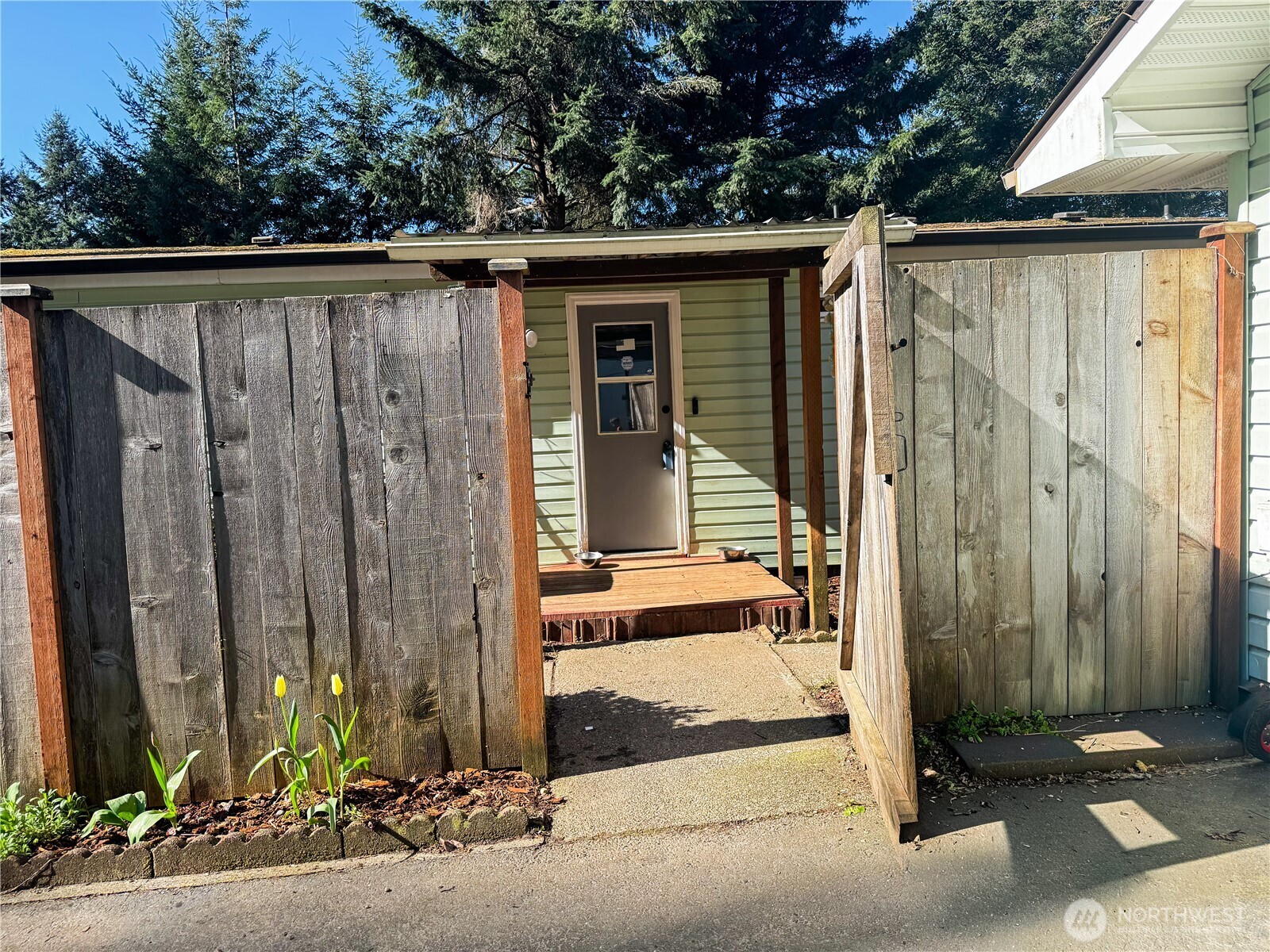 521 NE Larson Lake Rd , Belfair, WA 98528-9401