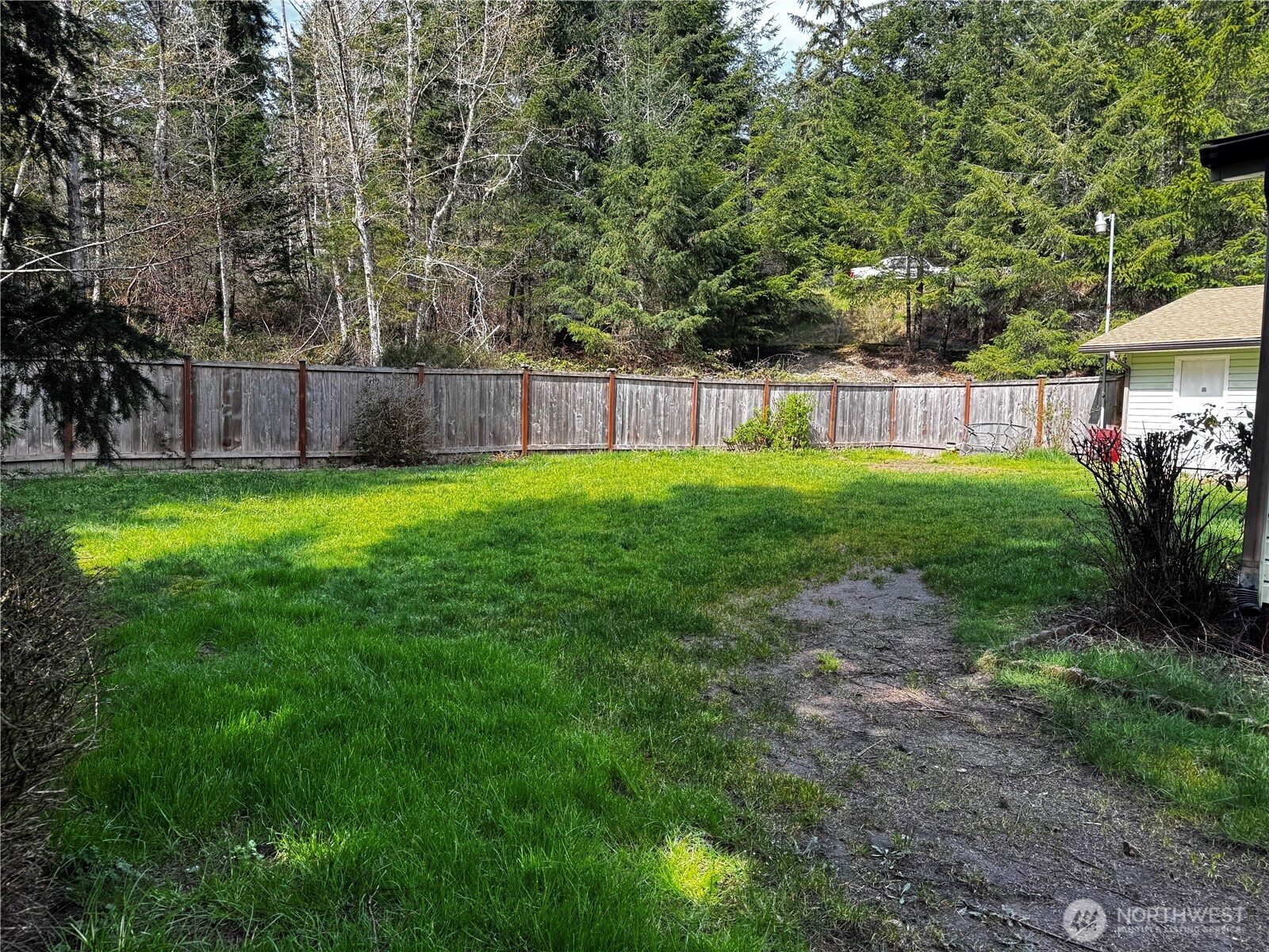 521 NE Larson Lake Rd , Belfair, WA 98528-9401