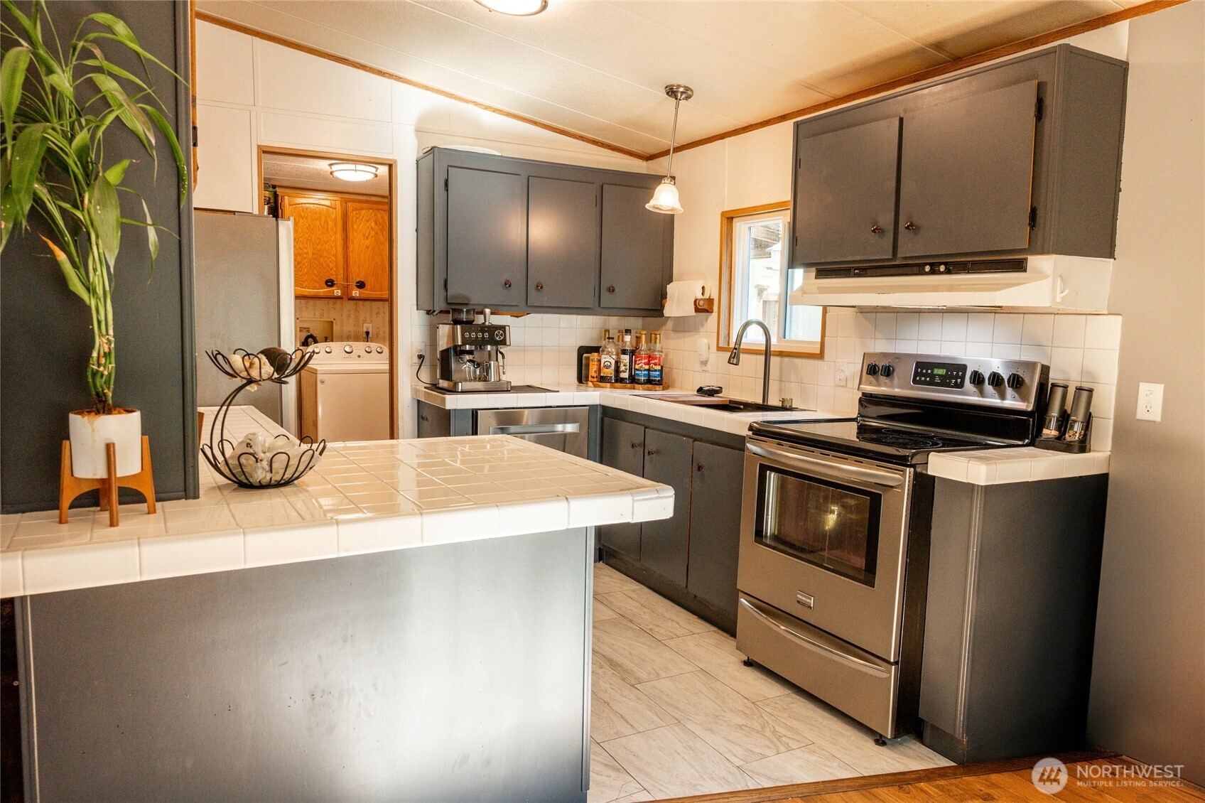 521 NE Larson Lake Rd , Belfair, WA 98528-9401