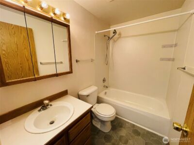 8830 Nesbit Avenue N, Seattle, WA 98103 - Photo 24