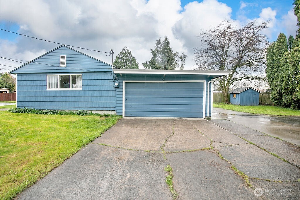1925 28th , Longview, WA 98632
