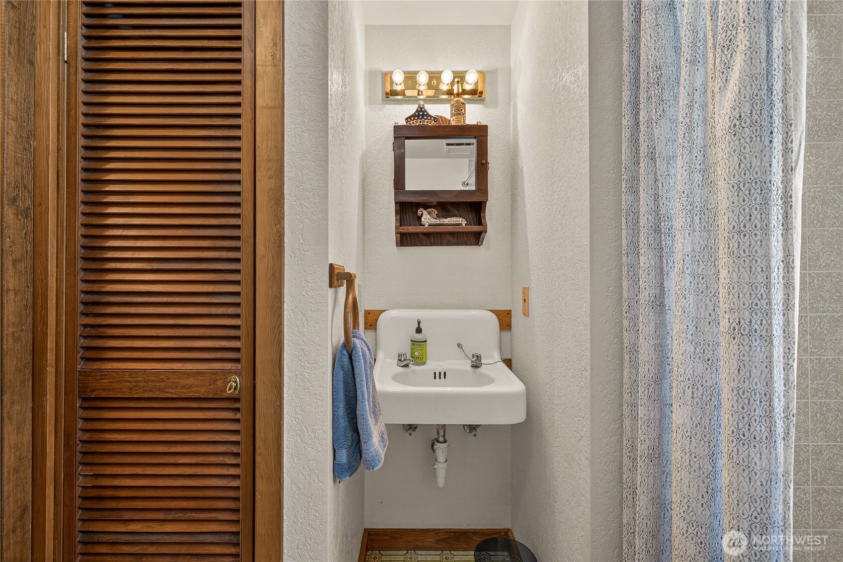 407 N Western Avenue , Wenatchee, WA 98801-1111