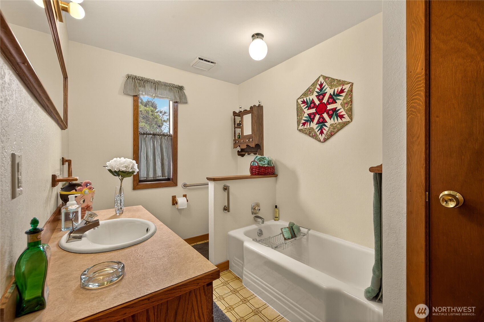 407 N Western Avenue , Wenatchee, WA 98801-1111