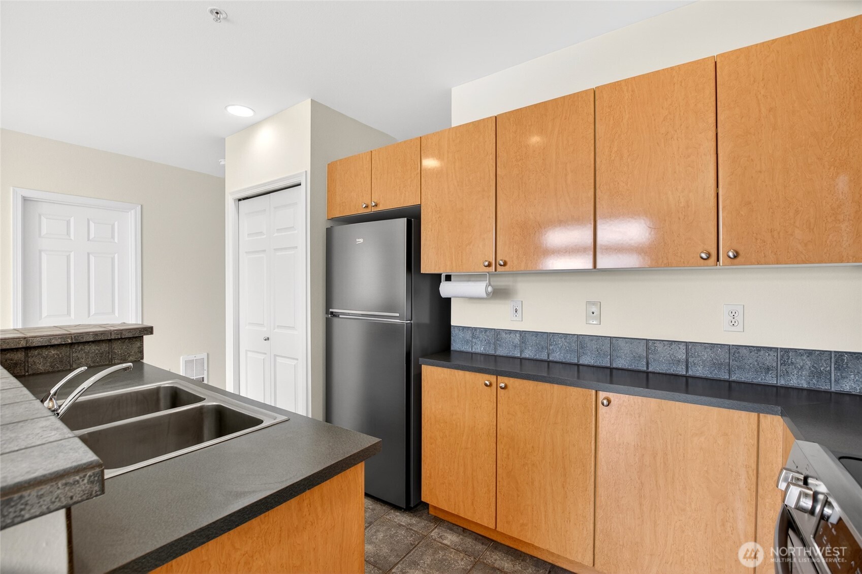 18 Dravus Street #407, Seattle, WA 98109