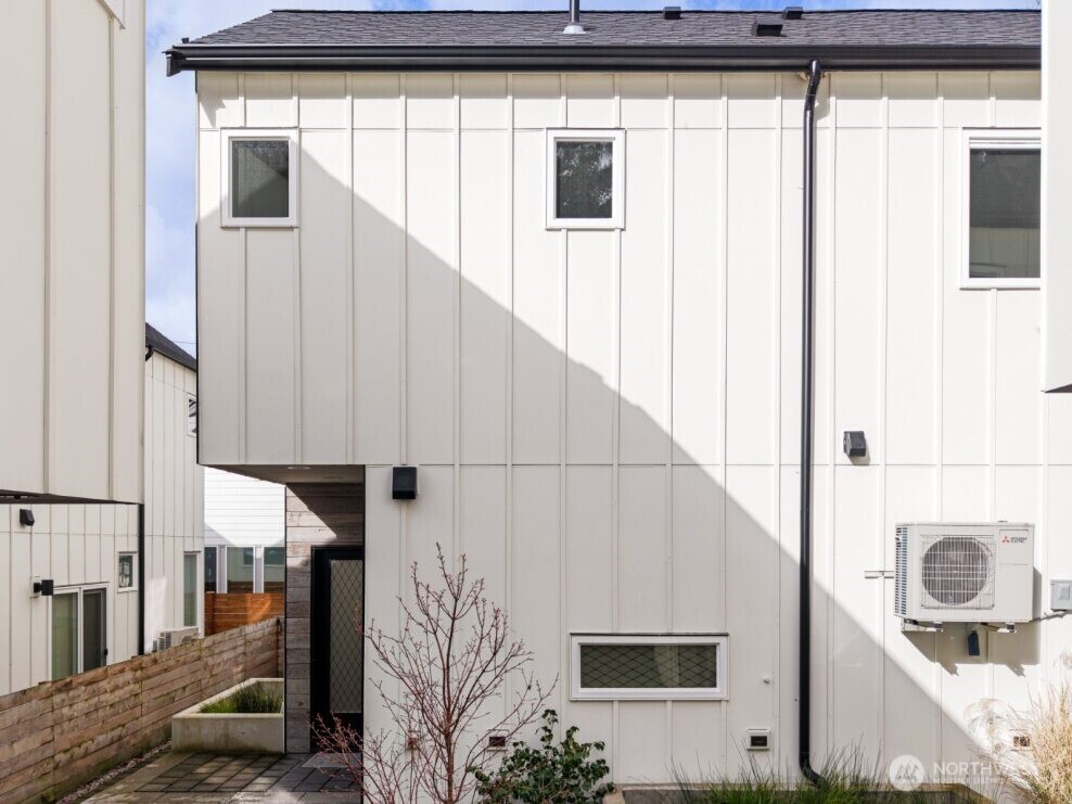 10350 Wallingford Avenue N #B, Seattle, WA 98133-9440